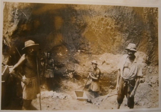 Orpailleurs, circa 1960 (crédits photo : B. Ésambert)