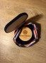 Photo du prix wikimédia. Une médaille ronde, en bois avec le logo de Wikimédia France
