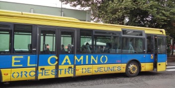 Image de bus en bleu et jaune El Camino